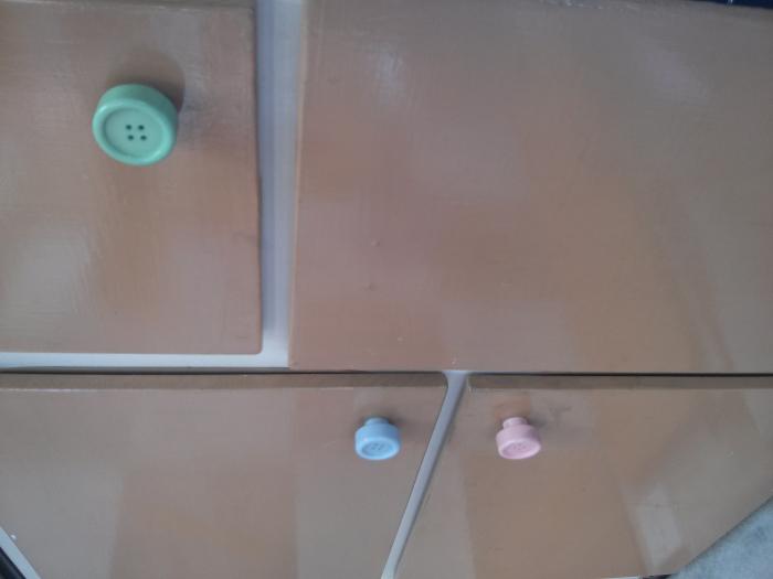 Button-shaped knobs on the cupboard doors